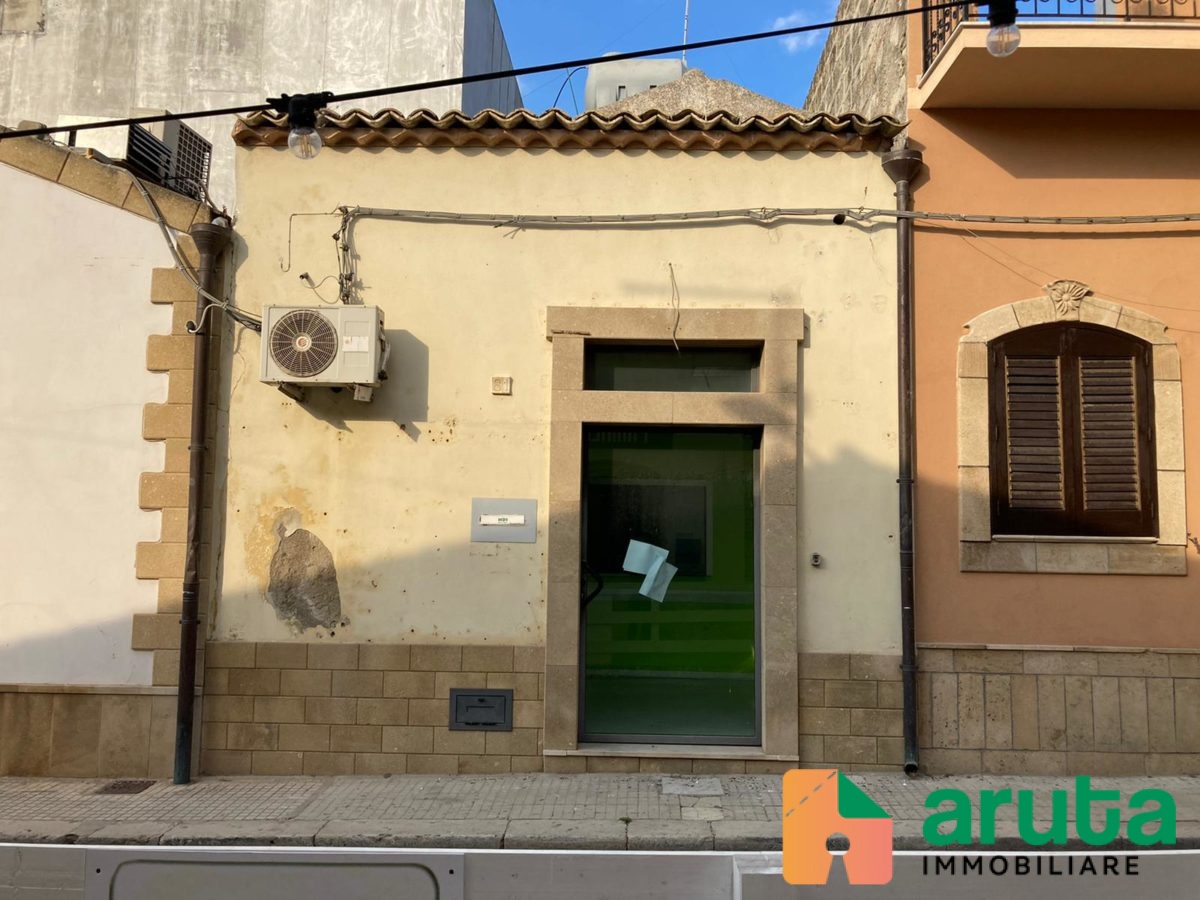 Pachino - Locale commerciale via Garibaldi (11)