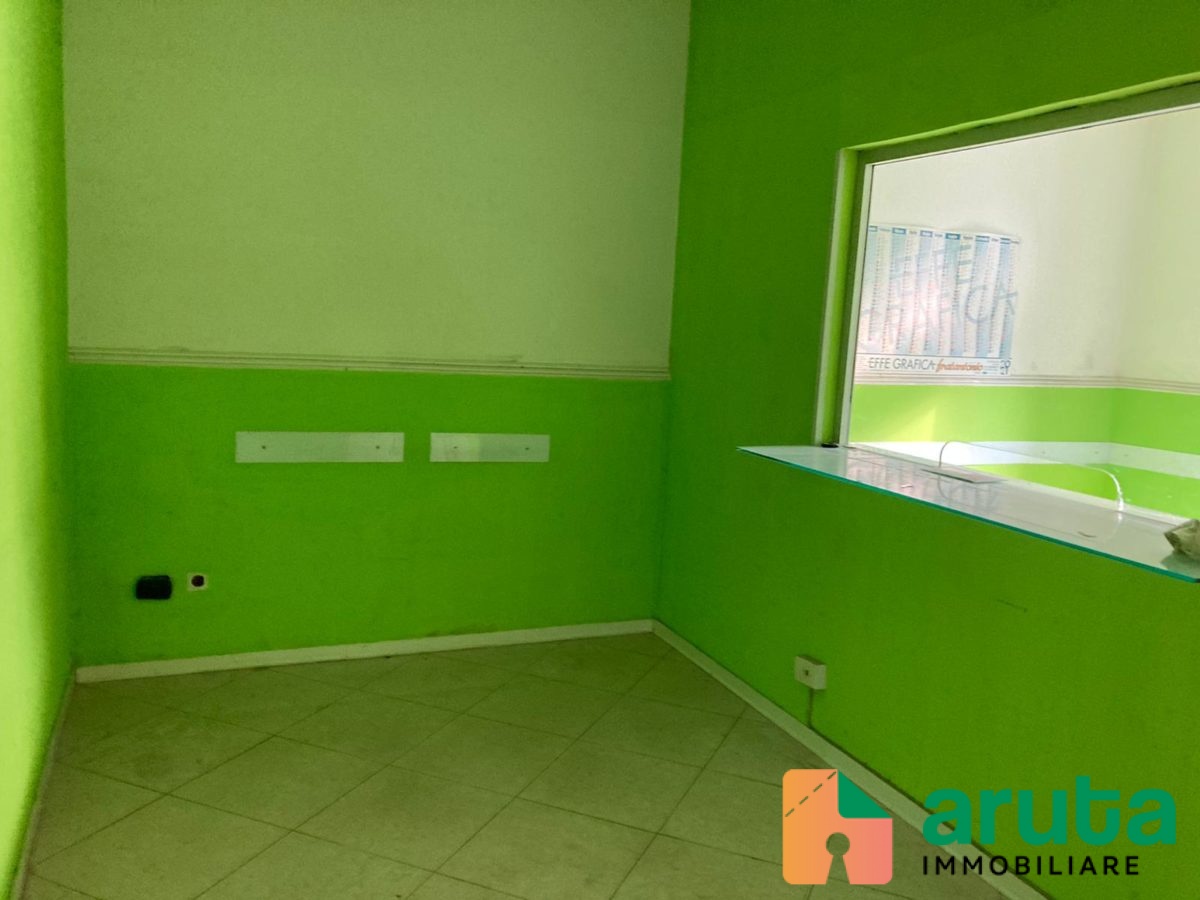 Pachino - Locale commerciale via Garibaldi (12)