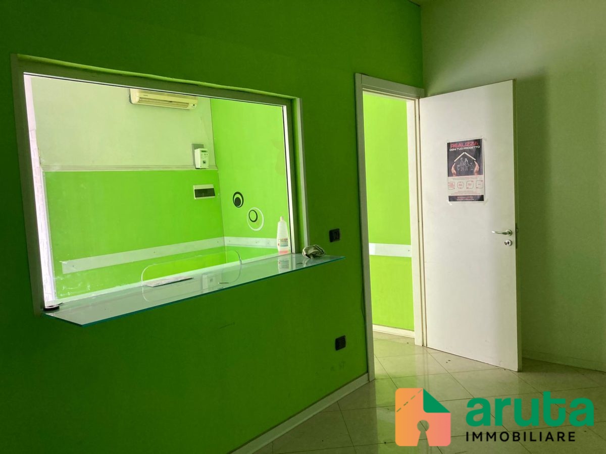 Pachino - Locale commerciale via Garibaldi (3)