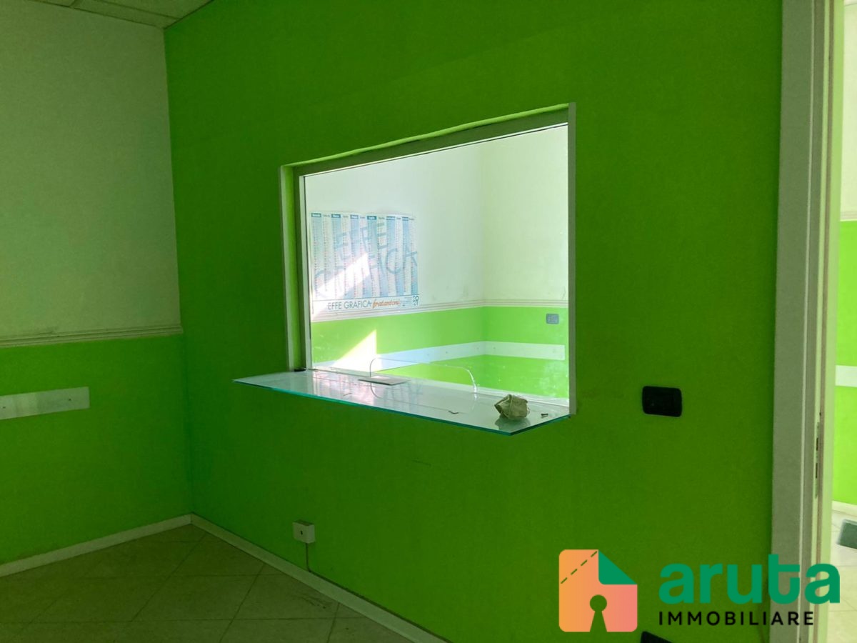 Pachino - Locale commerciale via Garibaldi (6)