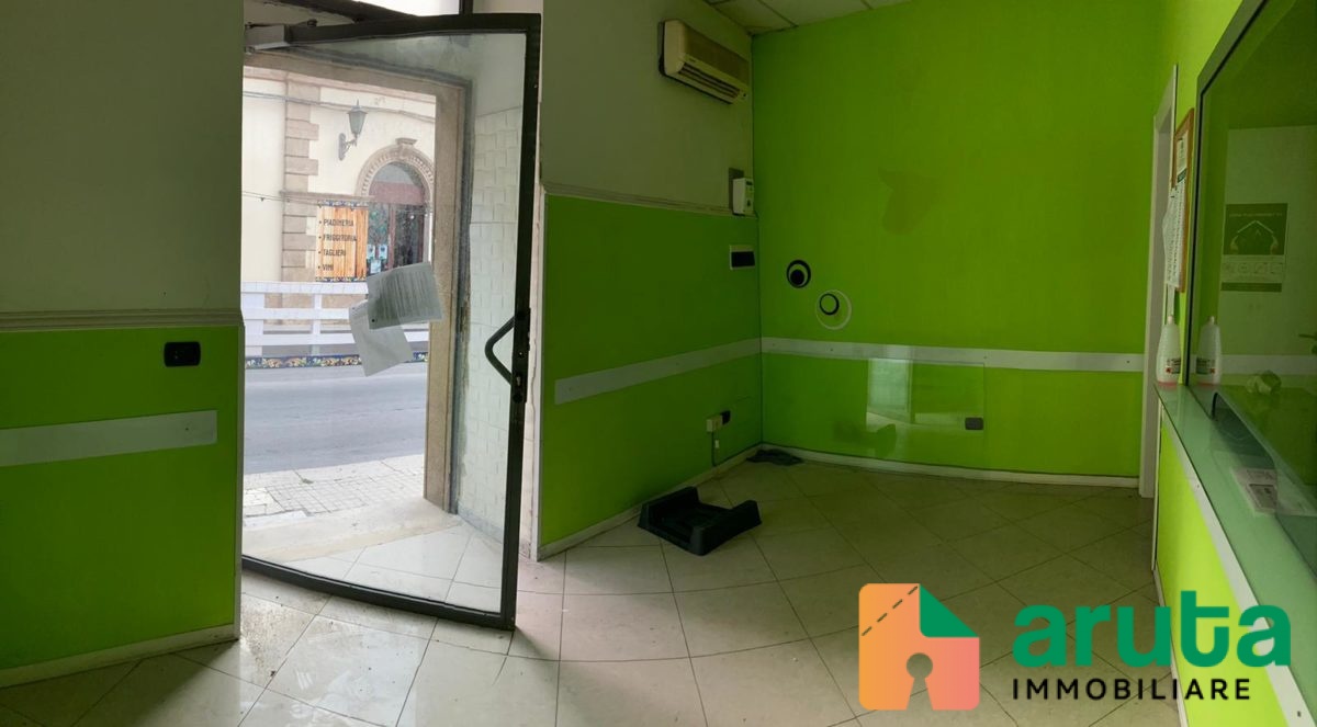 Pachino - Locale commerciale via Garibaldi (9)