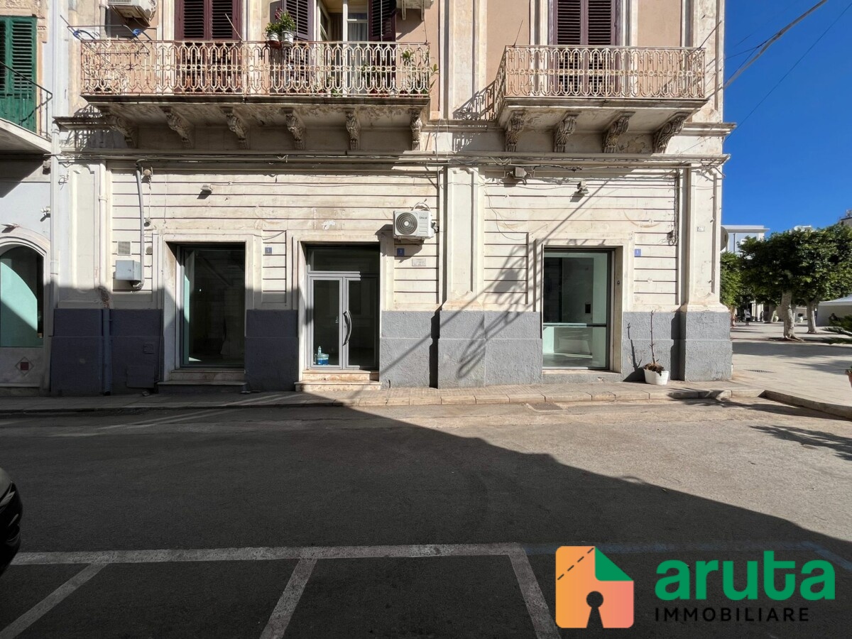 Pachino - Piazza Vittorio Emanuele angolo corso Nunzio Costa (11)