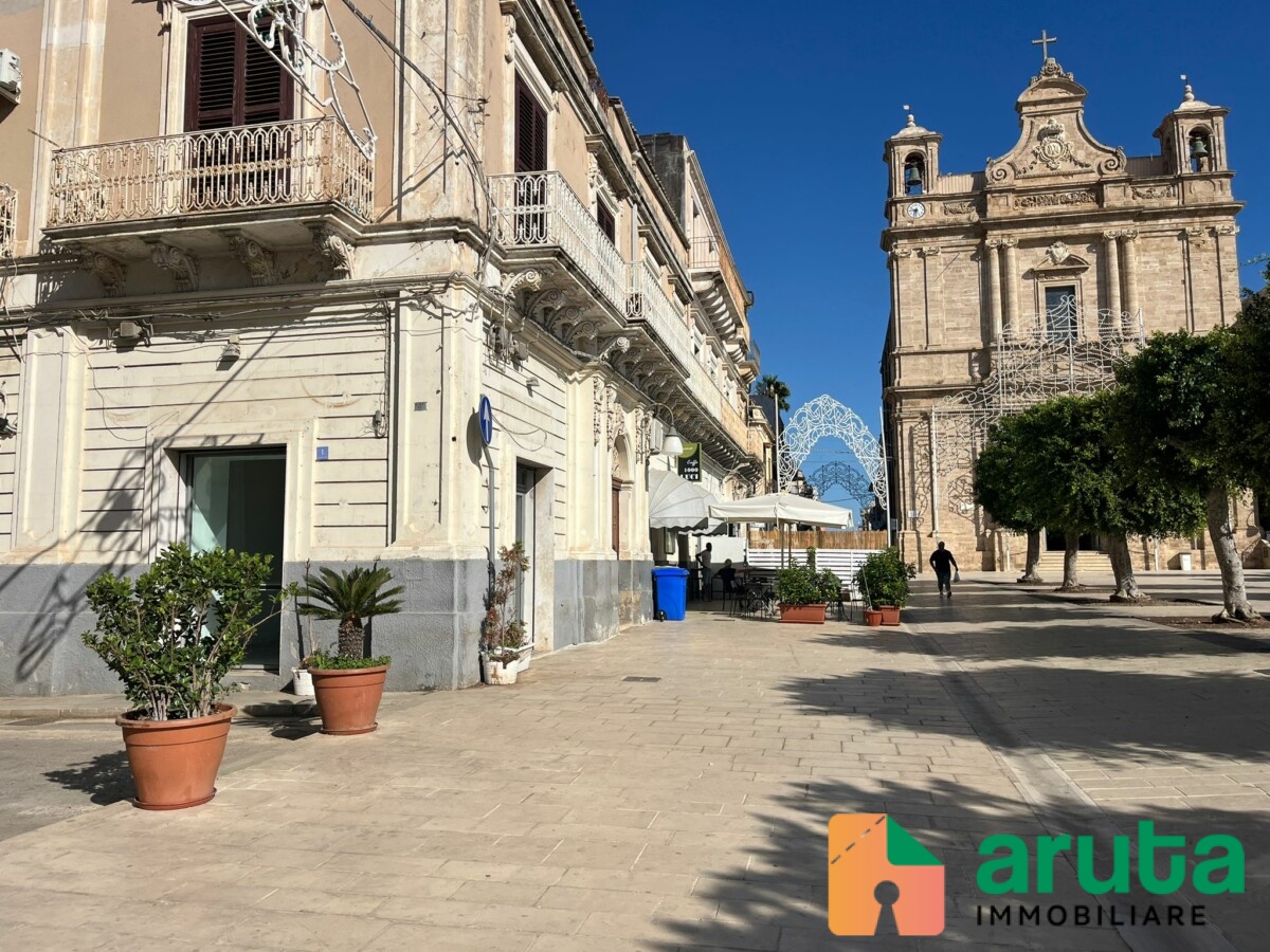 Pachino - Piazza Vittorio Emanuele angolo corso Nunzio Costa (12)