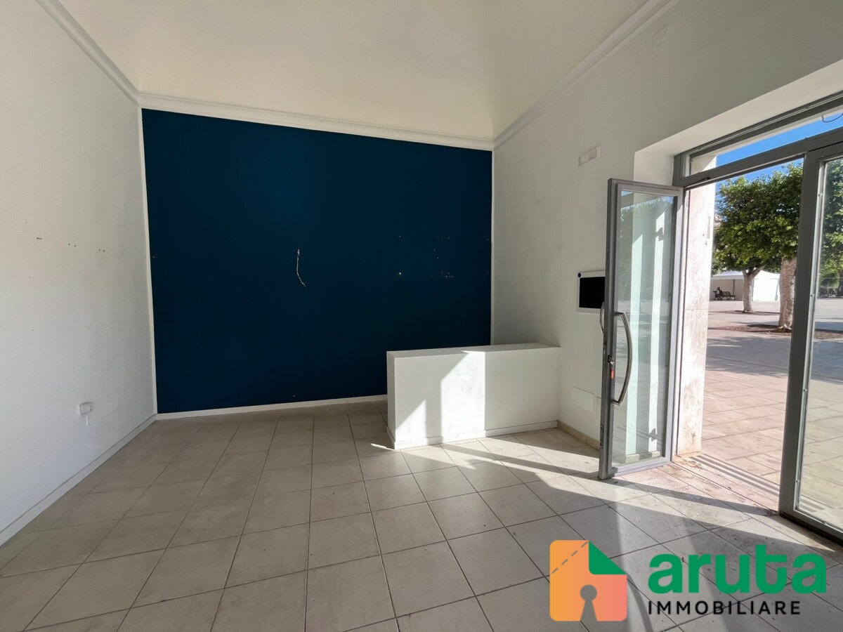 Pachino - Piazza Vittorio Emanuele angolo corso Nunzio Costa (15)