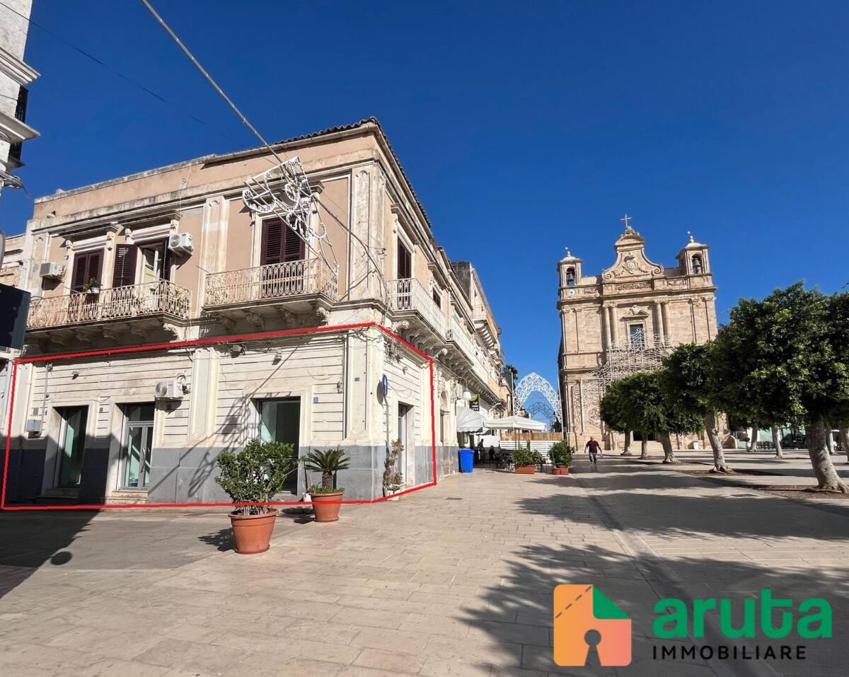 Pachino - Piazza Vittorio Emanuele angolo corso Nunzio Costa (3)