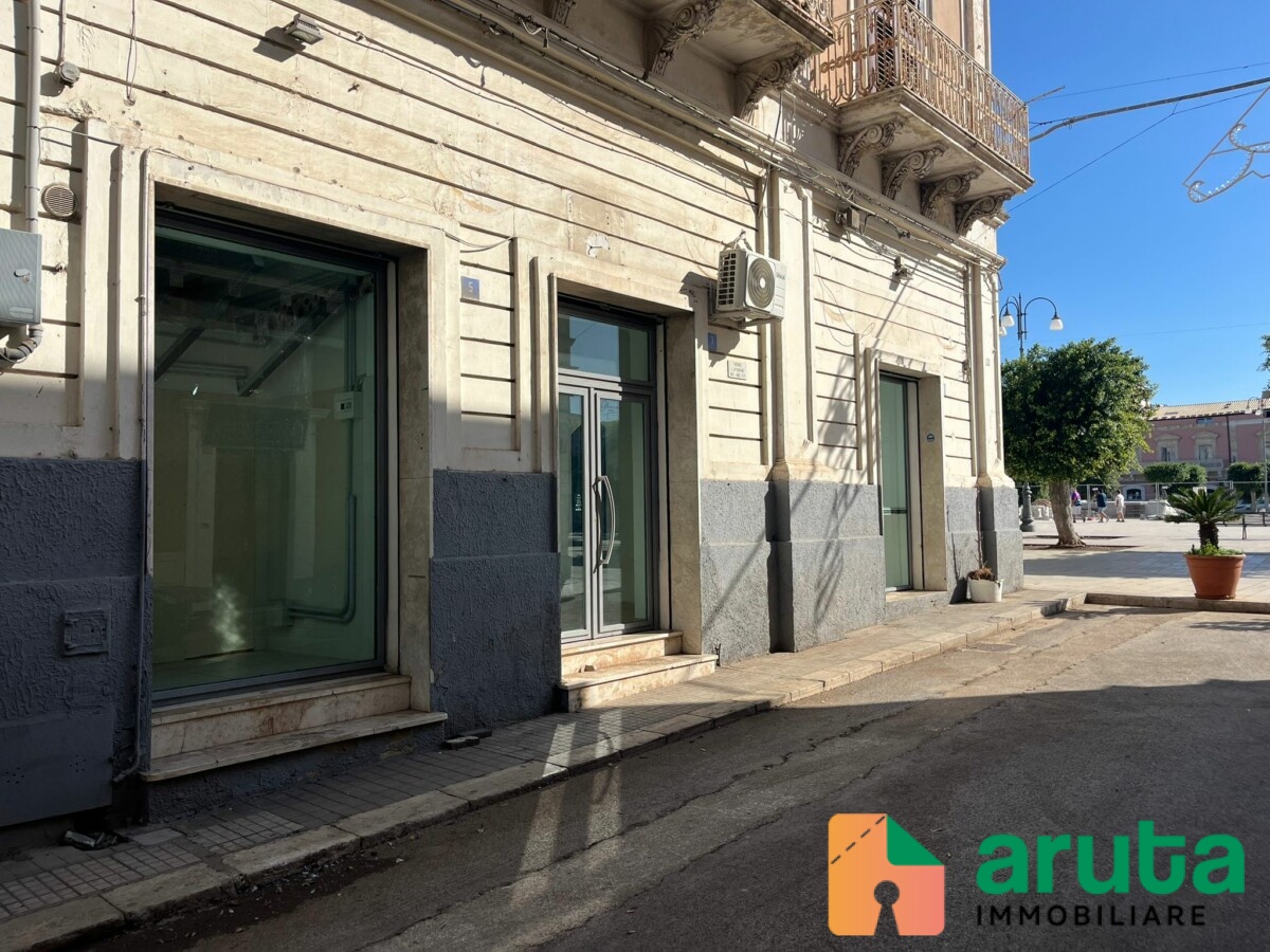 Pachino - Piazza Vittorio Emanuele angolo corso Nunzio Costa (7)